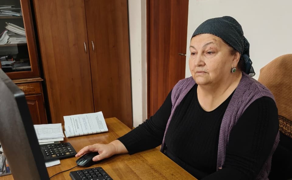 Общий трудовой стаж пенсионера Бурлият Гусейновой составляет более 40 лет, из них 29 лет ветеран посвятила службе социальной защиты населения